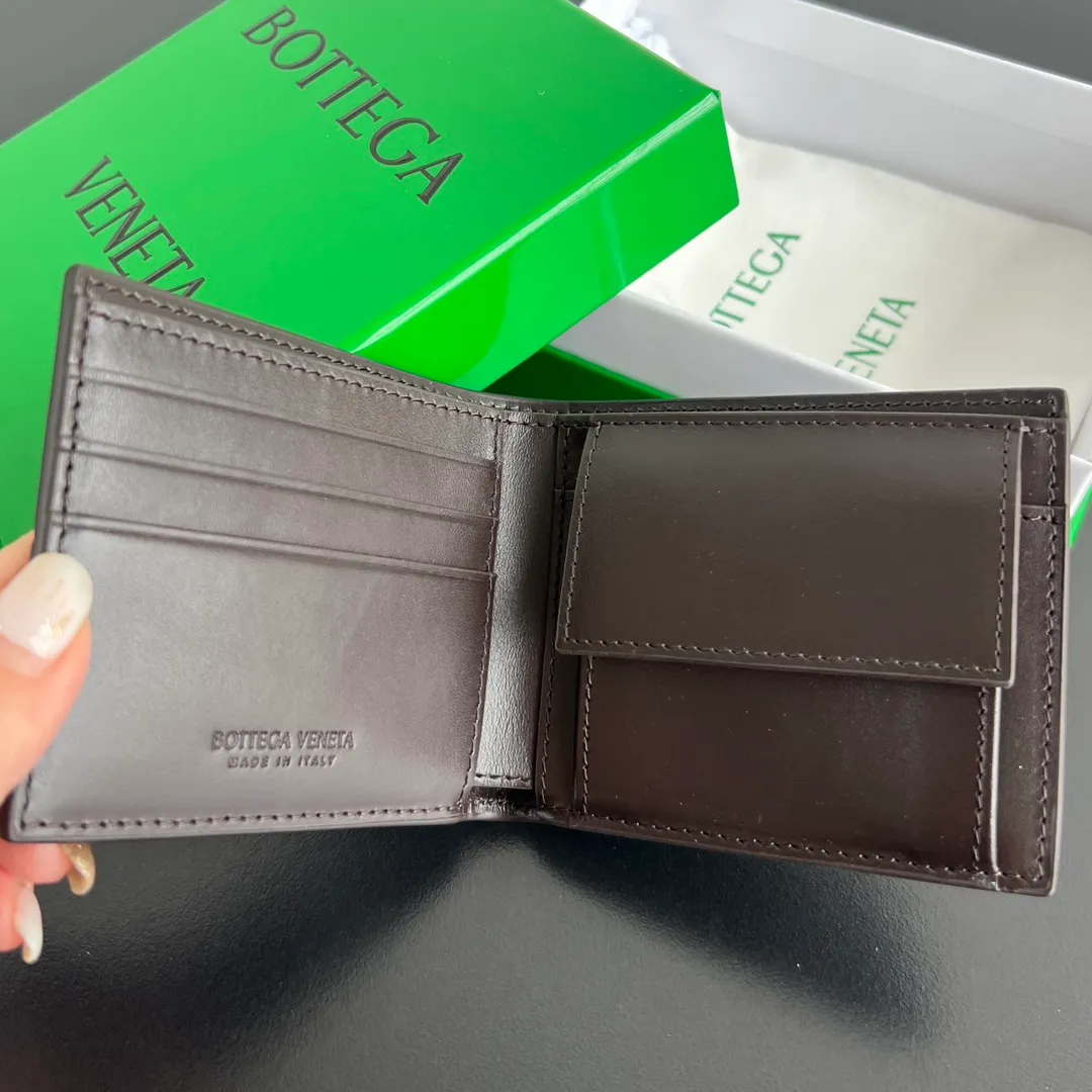 #Bv New large woven plaid double-fold short clip with coin pocket 649605👏 A short clip with a coin pocket. There is a place to put coins and change☄️ Made of original cowhide. It is soft and delicate and makes people want to touch it all the time. It is equipped with 4 card slots, 2 banknote compartments, 2 extra pockets, and 1 coin purse. It is very tasteful and low-key. It is very good in terms of texture and practicality. Highly recommended👍👍 Dimensions: 11x9.5 p600